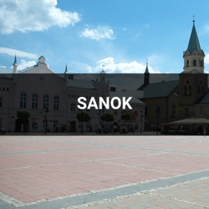 Zdjęcie:https://pl.wikipedia.org/wiki/Sanok#/media/Plik:Rynek_Market_Square_Sanok_2012.jpg